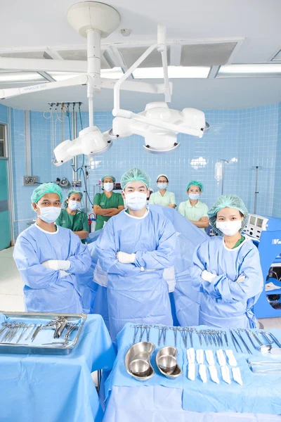 Доктор в операційній кімнаті зі своєю командою — стокове фото