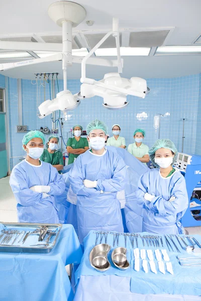 Doutor em sala de operação com sua equipe — Fotografia de Stock