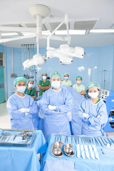 Médecin en salle d'opération avec son équipe — Photo