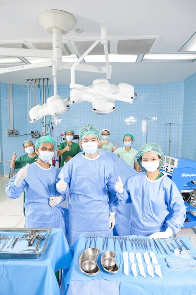 Doctor in de operatie kamer met zijn team — Stockfoto