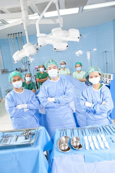 Médecin en salle d'opération avec son équipe — Photo