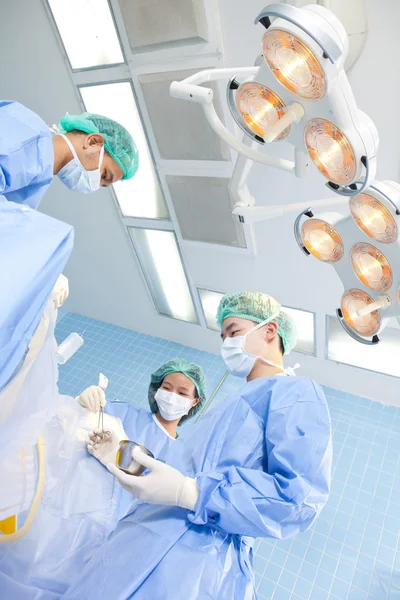 Doctor in operation room with his team — Stock Photo, Image