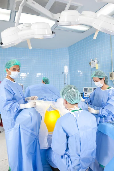 Doctor in de operatie kamer met zijn team — Stockfoto