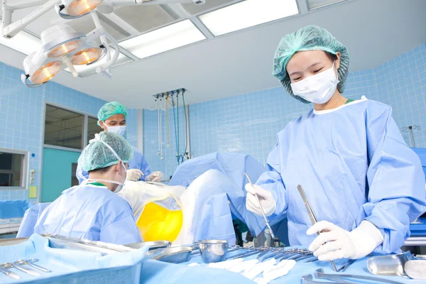 Doctor in operation room with his team — Stock Photo, Image