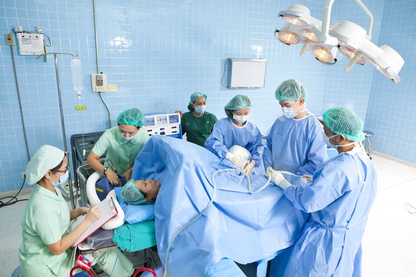 Doctor en quirófano con su equipo — Foto de Stock