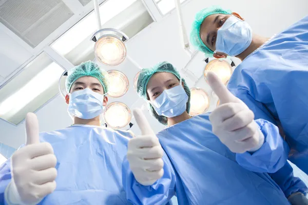 Gruppe von Ärzten und Krankenschwestern im Krankenhaus — Stockfoto