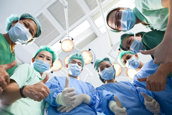 Doktorlar ve hemşireler hastanede grup — Stok fotoğraf
