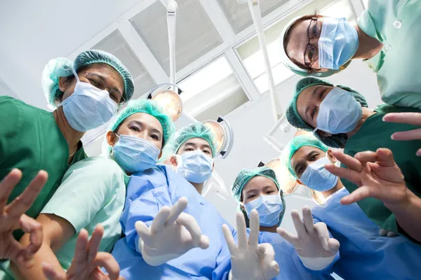 Doktorlar ve hemşireler hastanede grup