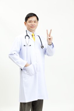 el işaret gösteren gülümseyen olgun doktor portresi