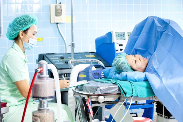 Retrato de una paciente que recibe ventilación artificial en el hospital —  Fotos de Stock