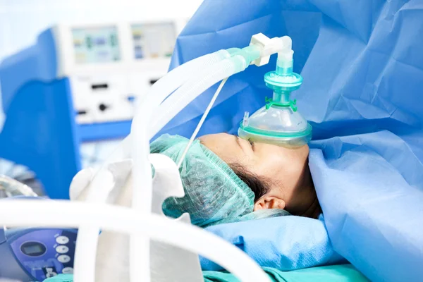 Retrato de una paciente que recibe ventilación artificial en el hospital —  Fotos de Stock