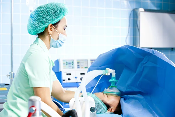 Retrato de una paciente que recibe ventilación artificial en el hospital —  Fotos de Stock