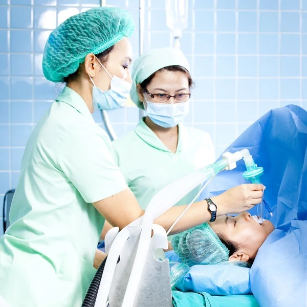 Portret van vrouw patiënt ontvangende kunstmatige ventilatie in het ziekenhuis — Stockfoto