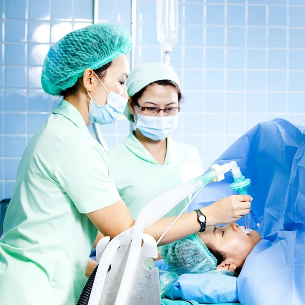 Portret kobiety pacjenta otrzymującego sztucznej wentylacji w szpitalu — Zdjęcie stockowe