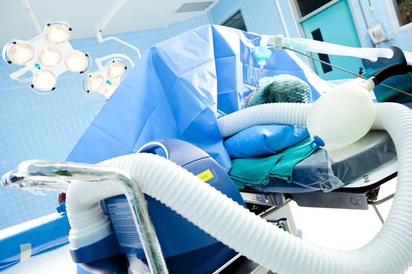 Retrato de una paciente que recibe ventilación artificial en el hospital —  Fotos de Stock