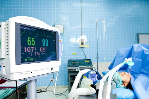 Portrait of woman patient receiving artificial ventilation in hospital — Stock Photo, Image