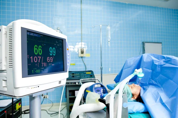 Retrato de una paciente que recibe ventilación artificial en el hospital —  Fotos de Stock