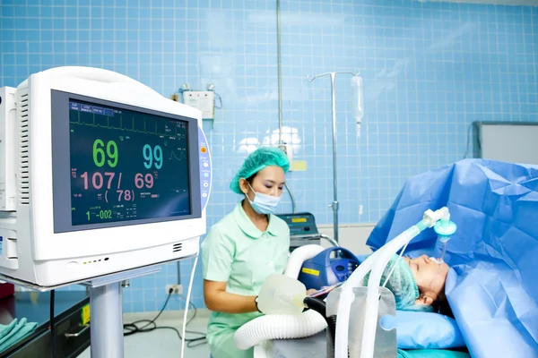 Portret van vrouw patiënt ontvangende kunstmatige ventilatie in het ziekenhuis — Stockfoto