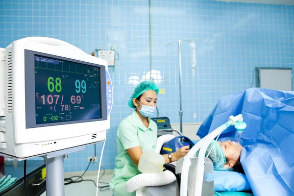 Retrato da paciente em ventilação artificial no hospital — Fotografia de Stock