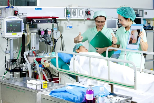 Portrait d'une patiente bénéficiant d'une ventilation artificielle à l'hôpital — Photo