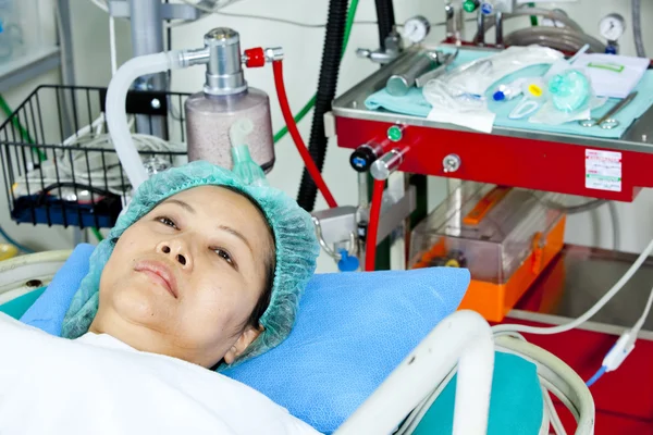 Portrait of woman patient receiving artificial ventilation in hospital — Stock Photo, Image