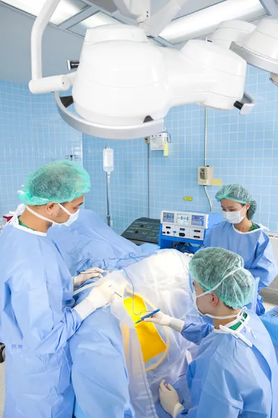 Doctor in operation room with his team — Stock Photo, Image