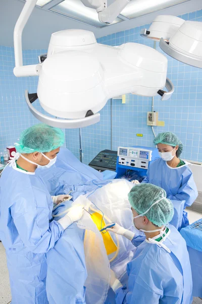 医生在手术室与他的团队 — 图库照片