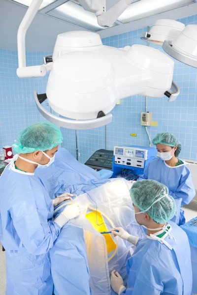 Arzt mit seinem Team im Operationssaal — Stockfoto