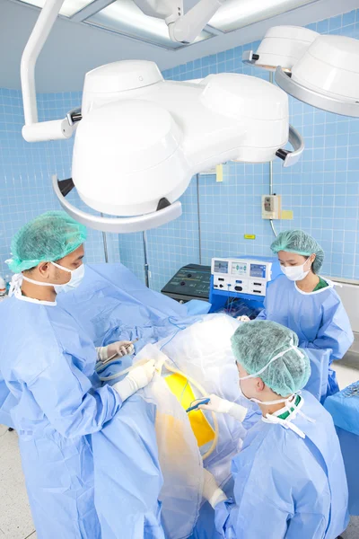 Doctor in de operatie kamer met zijn team — Stockfoto