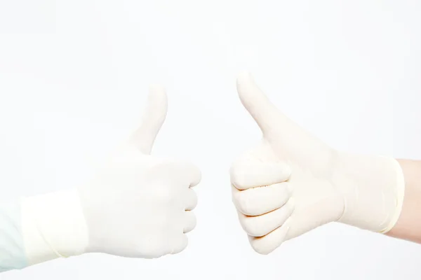 Hand met een latex handschoen uiten positiviteit — Stockfoto