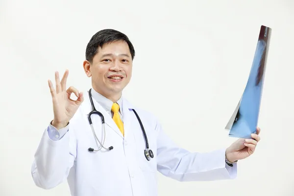 Starszy lekarz sprawdzanie wyników xray — Zdjęcie stockowe