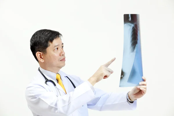 Medico senior che controlla i risultati delle radiografie — Foto Stock