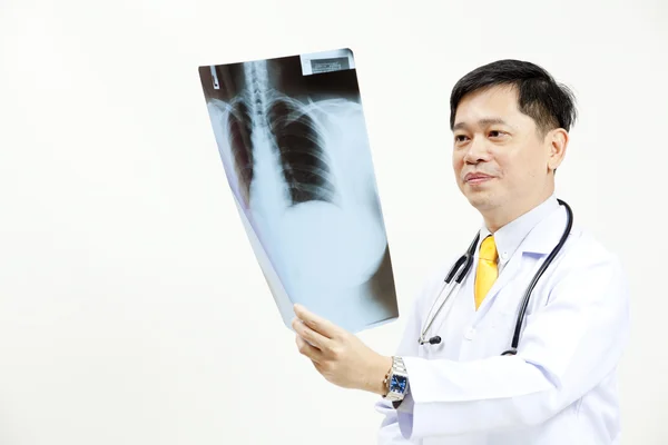 Médico senior comprobando los resultados de rayos X —  Fotos de Stock