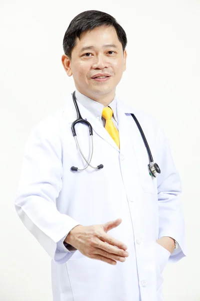 Médico chefe sênior feliz oferecendo seu aperto de mão — Fotografia de Stock