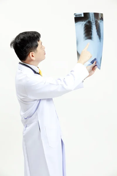 Médico senior comprobando los resultados de rayos X —  Fotos de Stock