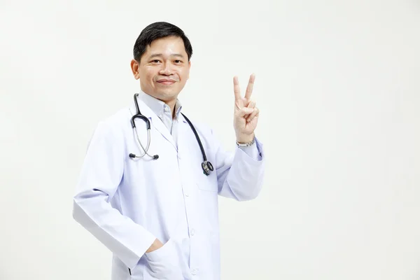 Retrato de médico maduro sonriente, mostrando signo de mano —  Fotos de Stock