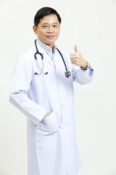 Médico chefe sênior feliz oferecendo seu aperto de mão — Fotografia de Stock