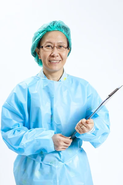 Médico maduro sonriente con estetoscopio y portapapeles — Foto de Stock