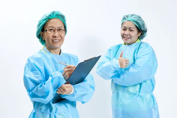 Lächelnde Ärztin und Krankenschwester mit Stethoskop und Klemmbrett — Stockfoto