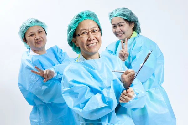 Группа улыбающихся женщин-врачей и медсестер со стетоскопом и планшетом — стоковое фото