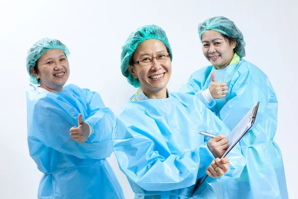 Gruppe lächelnder Ärztin und Krankenschwester mit Stethoskop und Klemmbrett — Stockfoto