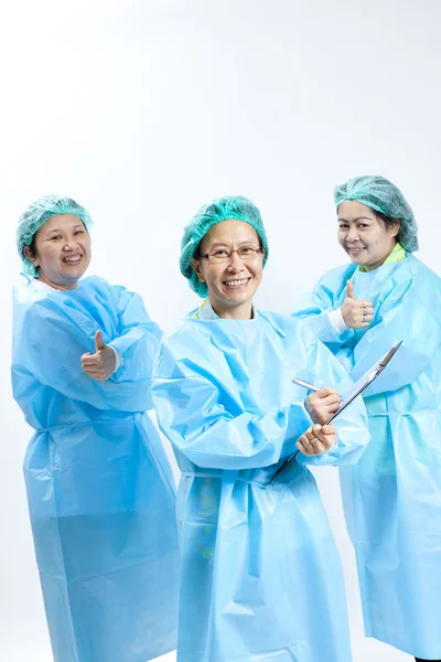 Группа улыбающихся женщин-врачей и медсестер со стетоскопом и планшетом — стоковое фото