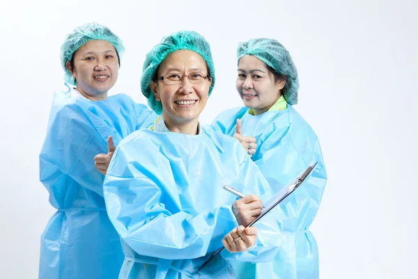 Grupo de médico sorridente e enfermeira com estetoscópio e área de transferência — Fotografia de Stock