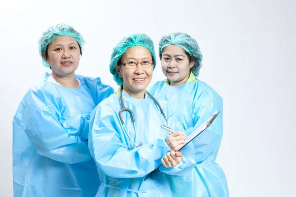 Grupo de doctora y enfermera sonriente con estetoscopio y portapapeles — Foto de Stock