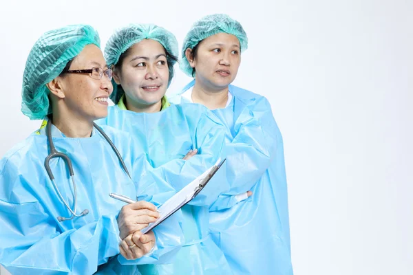 Group of smiling female medical doctor and nurse with stethoscope and clipboard — Stock Photo, Image