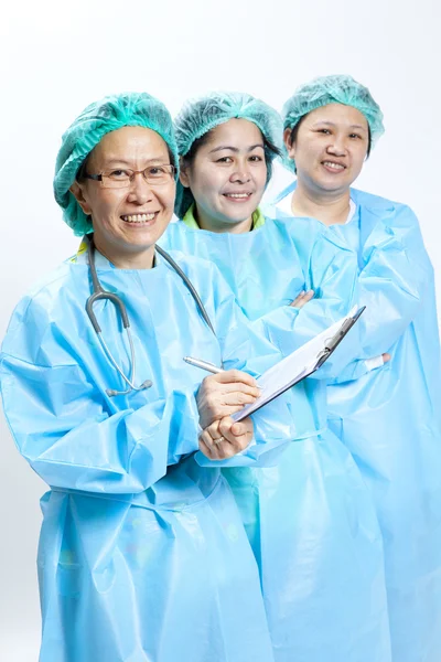Grupa uśmiechnięta kobieta lekarz i pielęgniarka z stetoskop i schowka — Zdjęcie stockowe