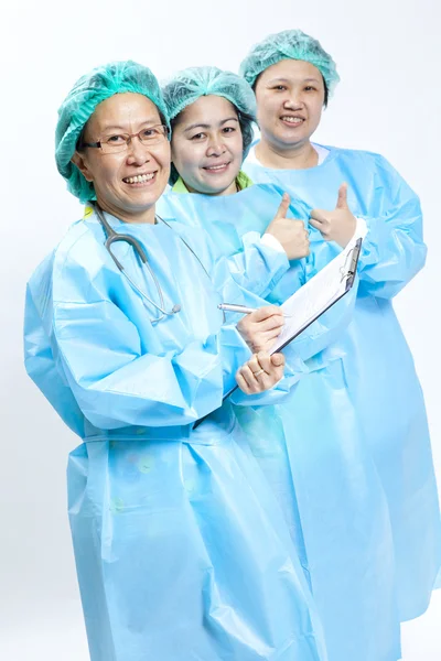 Grupp av leende kvinnliga läkare och sjuksköterska med stetoskop och Urklipp — Stockfoto