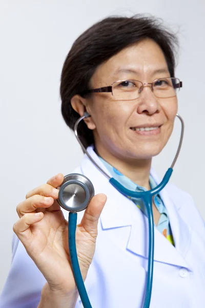 Sorridente medico femminile maturo con stetoscopio . — Foto Stock