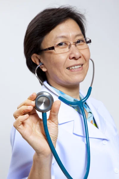 Sorridente medico femminile maturo con stetoscopio . — Foto Stock