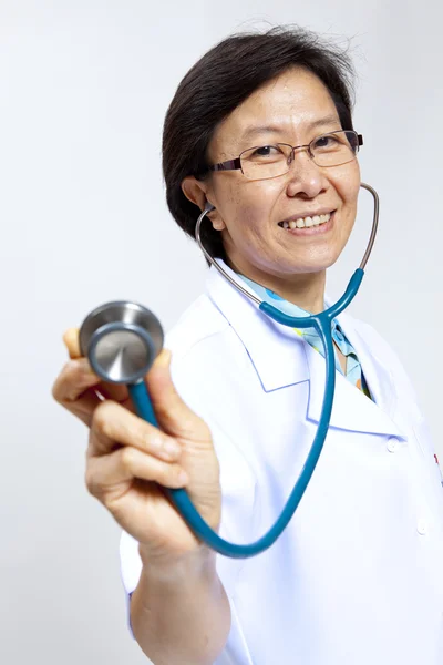 Sorrindo médico feminino maduro com estetoscópio . — Fotografia de Stock